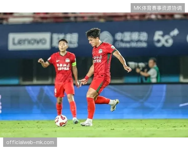 河南队边后卫防守体系持续承压,两翼已成为对手重点打击的软肋 河南队边后卫防守体系持续承压,两翼已成为对手重点打击的软肋